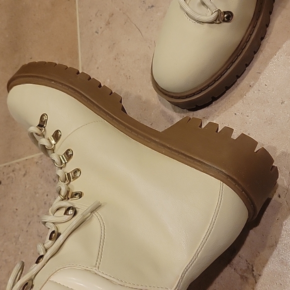 NEW! ANN TAYLOR LOFT Cream Faux Leather Hiker Hiking Ankle Boots 8.5. - Picture 4 of 8
